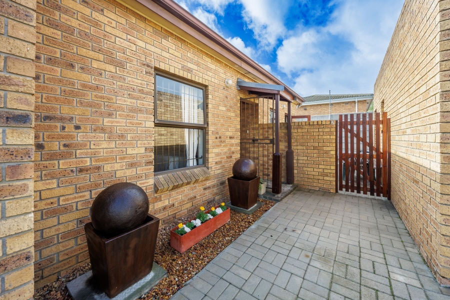To Let 3 Bedroom Property for Rent in Sonstraal Heights Western Cape